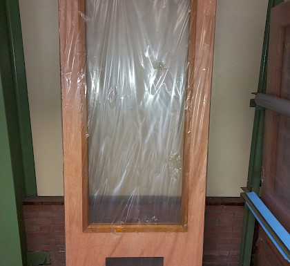 Deur 110 Bervens 232,5x93cm met glasopening. Gefineeerd.