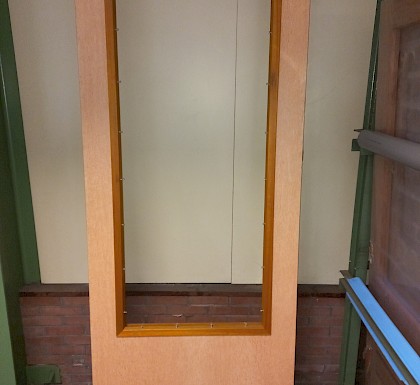 Deur 111 Bervens 232,5x93cm met glasopening. Gefineeerd.