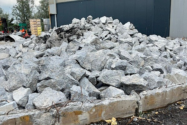 Havik sloopt enkele betonnen silo’s van 20 meter doorsnede