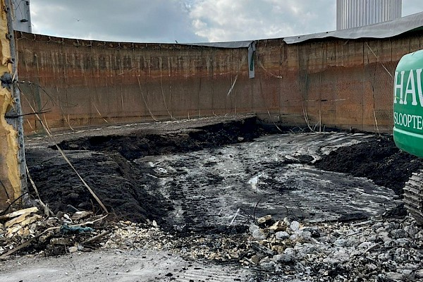 Havik sloopt enkele betonnen silo’s van 20 meter doorsnede