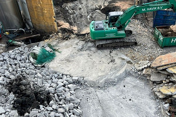 Havik sloopt enkele betonnen silo’s van 20 meter doorsnede