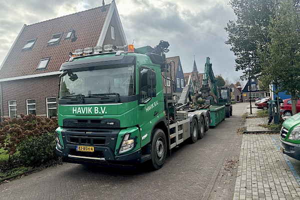 Havik weer volop bezig met sloopwerkzaamheden in Volendam.