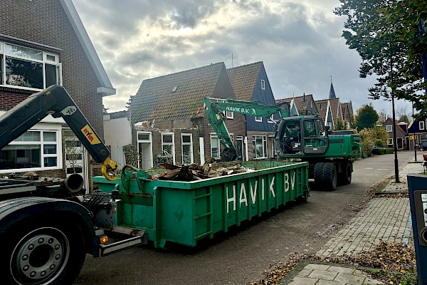 Havik weer volop bezig met sloopwerkzaamheden in Volendam.