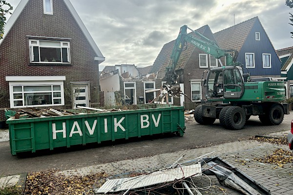 Havik weer volop bezig met sloopwerkzaamheden in Volendam.