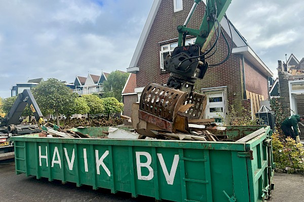 Havik weer volop bezig met sloopwerkzaamheden in Volendam.