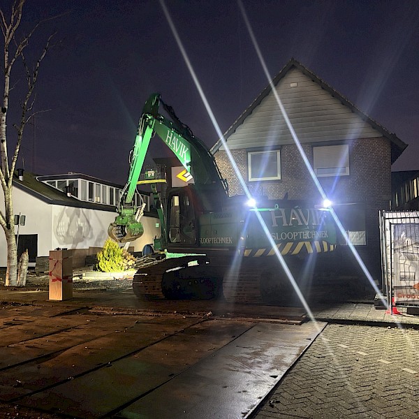 Havik sloopt pand aan de Bellstraat in Volendam.