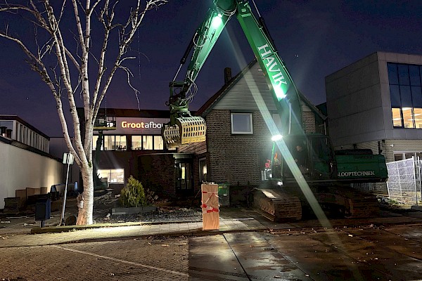 Havik sloopt pand aan de Bellstraat in Volendam.