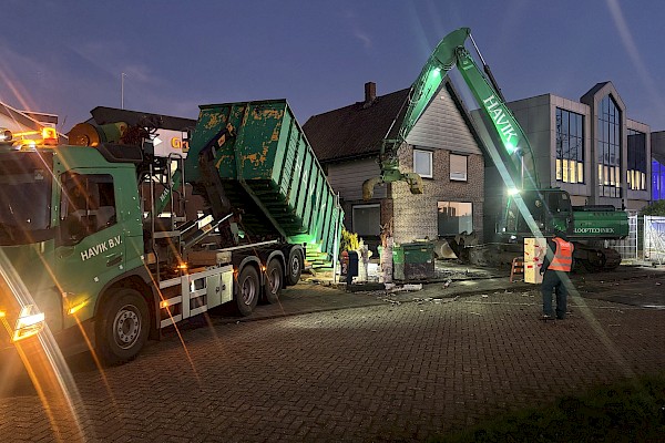 Havik sloopt pand aan de Bellstraat in Volendam.