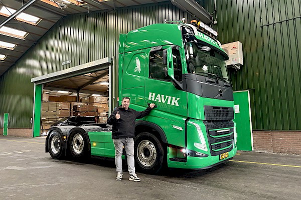 Havik neemt nieuwe Volvo FH540 in ontvangst.